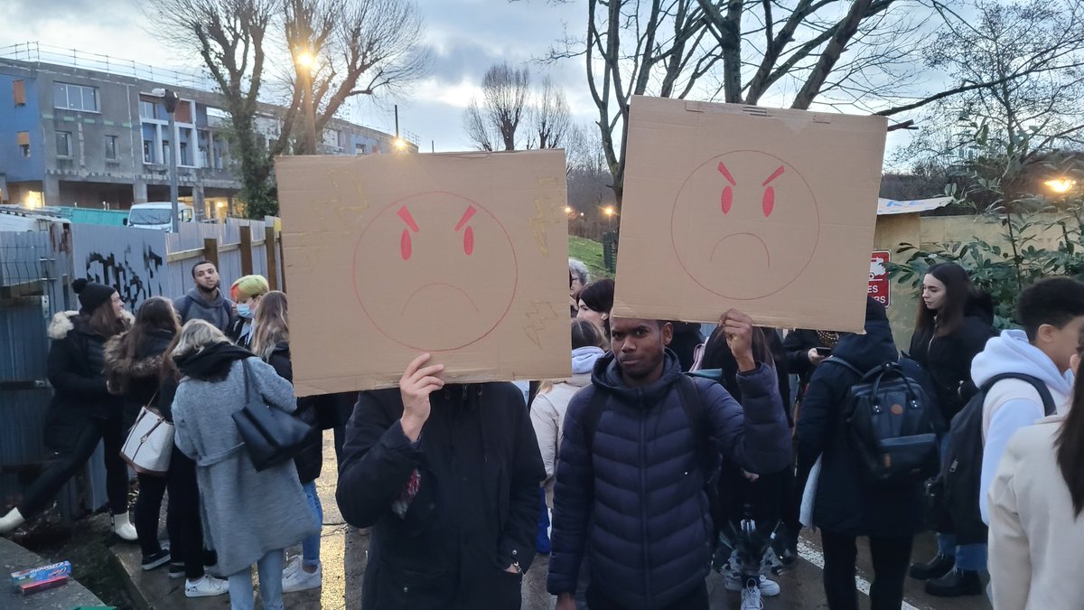 JMTorcySNES's tweet photo. En droit de retrait ! Nous sommes inquiètEs pour notre sécurité ! @vpecresse @jamescheron @PapNdiaye on vous attend ! #monlyceevacraquer
@BFMParis @leparisien_77 @libe @lemondefr @Mediapart https://t.co/9f408vxXGP