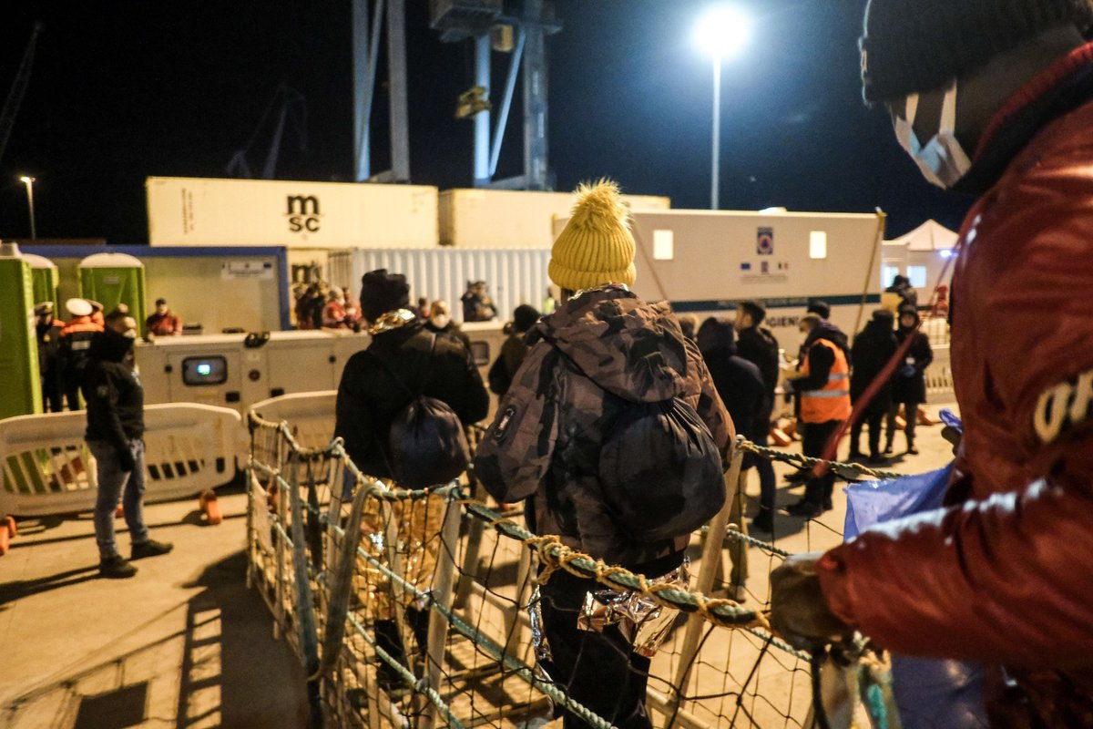 SOSMedItalia's tweet image. I 37 naufraghi della #OceanViking sono sbarcati ad #Ancona, a 1.575 km di distanza dall'area dei soccorsi. Dopo aver affrontato una tempesta violentissima, siamo sollevati che siano salvi. Questa situazione illegale poteva essere evitata con la designazione di un porto più vicino