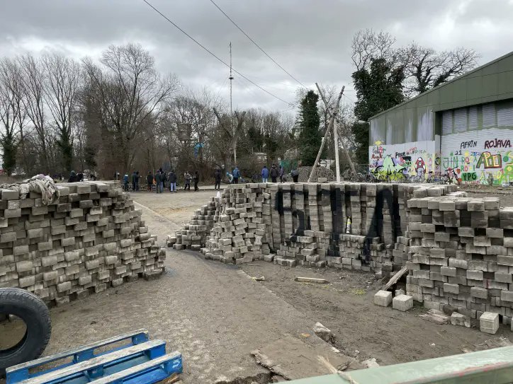Kollege <a href="/_LGrupe/">Leon Grupe</a> ist durch #Lützerath spaziert und liefert Eindrücke aus dem Dorf am Abgrund: "Die Toilettenkabinen sehen aus wie Dixis, halt nur aus Holz. An einer klebt ein Zettel: Für Menschen mit Magen-Darm. An der Kabine daneben: Für Besucher." noz.de/deutschland-we…
