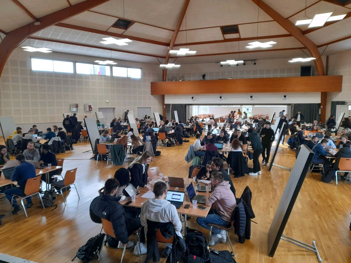 EDF_BFC's tweet photo. EDF et @enedis_bourg partenaires du #pulseevent2023. Un marathon d'ideation de 2 jours organisé par #Creativ21 et les campus @CMQ_TI et #Alimentation #goût tourisme et @ipe. 160 étudiants travaillent à une vingtaine de problématiques proposées par les entreprises partenaires https://t.co/BnJNNP9BGd