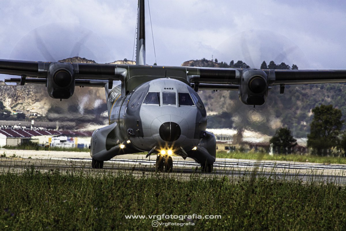 VrgFotografia's tweet photo. Visitas molonas que algunas veces tenemos en @AParayas #aviacionmilitar #megustanlosaviones #lexj https://t.co/HXSfB3BaiJ