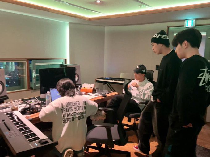 jaewonday94's tweet photo. GIRIBOY &amp; JUNNY IN THE SAME ROOM?!! I CANT BREATHE HOLY SHIT DGSJSKDNABAKSK https://t.co/1d8XOVWYw8