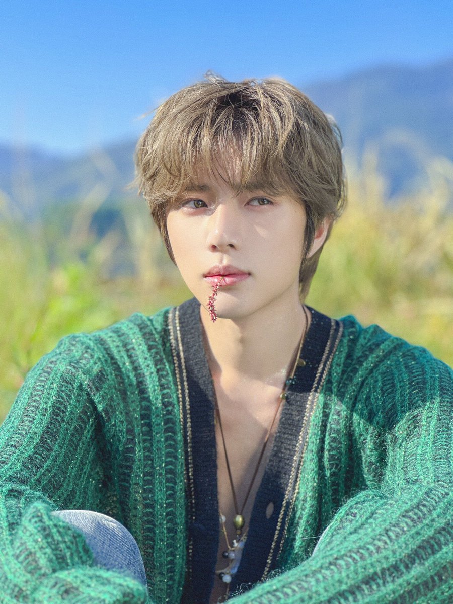 fairiejuni's tweet photo. “no one looks good in green” LIES! look at beomgyu https://t.co/71JATeo45v