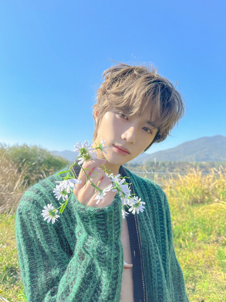 fairiejuni's tweet photo. “no one looks good in green” LIES! look at beomgyu https://t.co/71JATeo45v