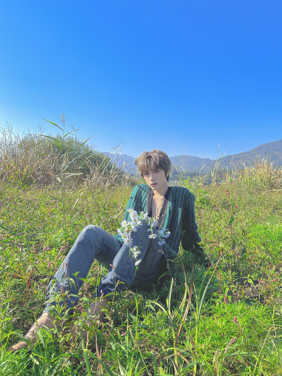 fairiejuni's tweet photo. “no one looks good in green” LIES! look at beomgyu https://t.co/71JATeo45v