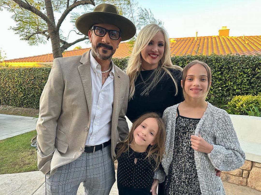 BSBFanForum's tweet photo. Wishing AJ @AJ_McLean &amp; Family, Rochelle @rochelle_deanna, Ava &amp; Lyric the very best! Happy Birthday AJ! #AJMcLean #RochelleMcLean #BackstreetBoys https://t.co/noZZjkwMKY