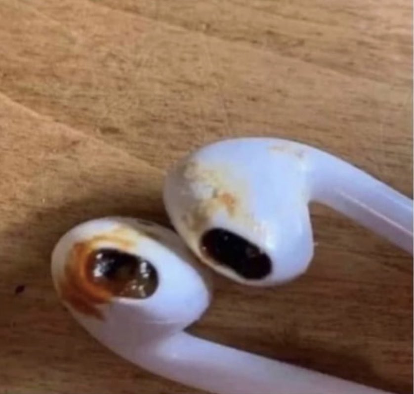 eb3nzr's tweet photo. One of the reasons I don’t share earpieces  🤢 https://t.co/haXoTYGSp0