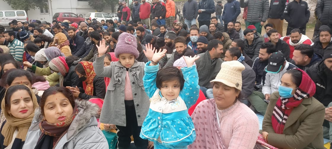 MaajidPadder's tweet photo. The childrens of Rehbar e khel teachers also entered the field now &amp; support there parents during protest &amp; chanting justice slogans for Rehbar e khel teachers. 
@manojsinha_ @ImRavinderRaina @ianuragthakur @DrJitendraSingh https://t.co/FGKDB7mLWu