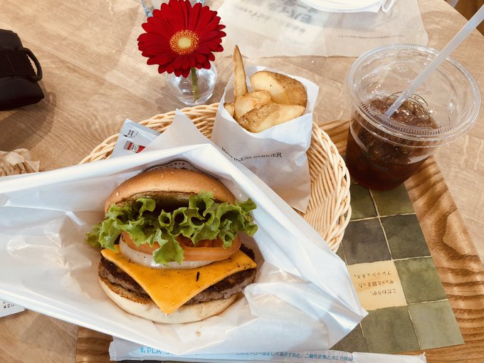 今日は通院だったのでついでに外食もしてきた。
今年に入って一人では初かな。
(引きこもり)

フレッシュネスバーガーでクラシックチーズバーガーのセット食べたけど、高いだけあって具材のクオリティが良いっすね。

モスバーガーとはまた違った旨さっす。
(*'꒳`*) 