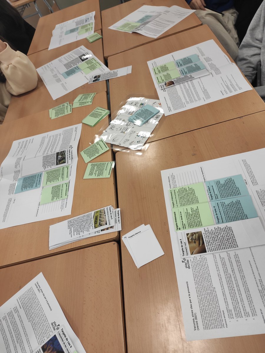 lauravg44's tweet photo. A Biomedicina treballem les vacunes amb el joc #playdecide "Vacunes, eines clau per a la prevenció" avui primera sessió del joc, demà continuem amb el debat. @INS_Vilamajor https://t.co/ItVRE0m2iE
