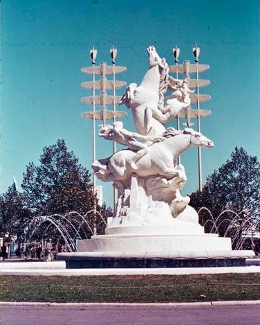LRonLacy's tweet photo. - '“Riders of the Elements” New York World's Fair 1939' Picture postcard. Grinnel Lithographic Company. Ca. 1939.
- Color slide by William A. Dobak. Ca. 1939.
#sculpture #AmericanArt #ChesterBeach #NYWorldsFair1939 #WilliamADobak https://t.co/U2Fgdz94BA