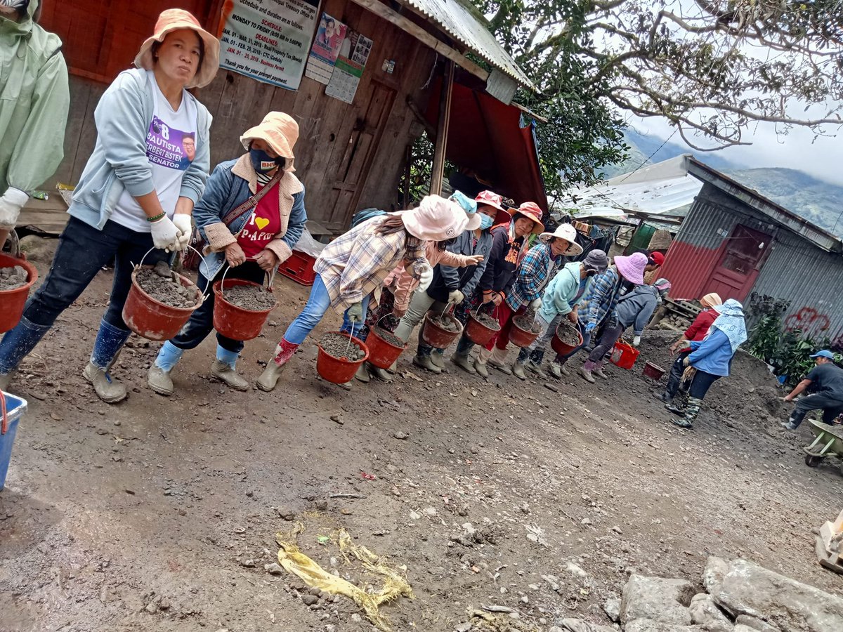 PIA_Cordillera's tweet photo. IN IFUGAO | Residents of Barangay Ap-apid in Tinoc town provided manpower through โBaddangโ (Bayanihan) system for the construction of the Palabayan-Proper Ap-apid Farm to Market Road (FMR) worth P684,530.00. Details: https://t.co/52EgzZLfjL
#KalahiCidss | #binnadang https://t.co/zoFbB4HTKw