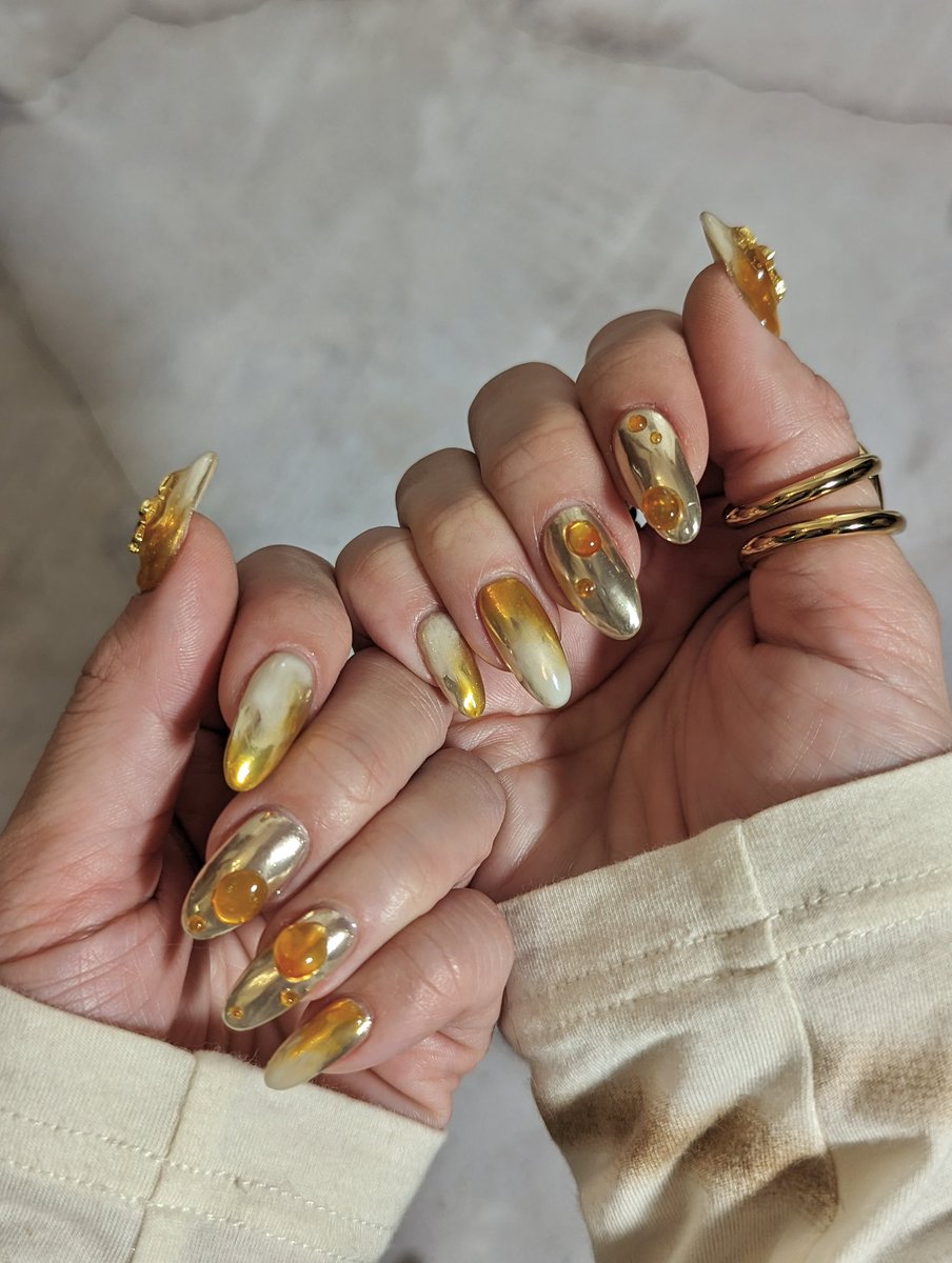 J_A_S_M_I_N_E_'s tweet photo. 刺されたらあぶないNew nails🐝🍯 #honeybee #蜂
@aya37no 

蝶のように舞い鉢のように刺しますね。 https://t.co/ZMdx2Wntzw