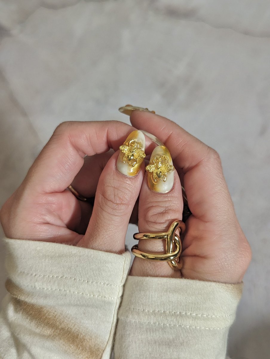 J_A_S_M_I_N_E_'s tweet photo. 刺されたらあぶないNew nails🐝🍯 #honeybee #蜂
@aya37no 

蝶のように舞い鉢のように刺しますね。 https://t.co/ZMdx2Wntzw