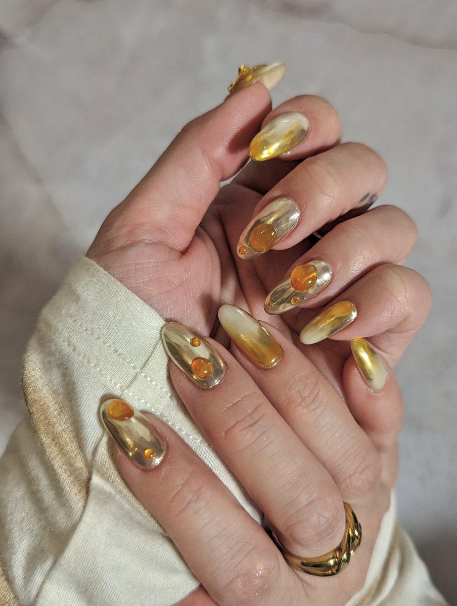 J_A_S_M_I_N_E_'s tweet photo. 刺されたらあぶないNew nails🐝🍯 #honeybee #蜂
@aya37no 

蝶のように舞い鉢のように刺しますね。 https://t.co/ZMdx2Wntzw