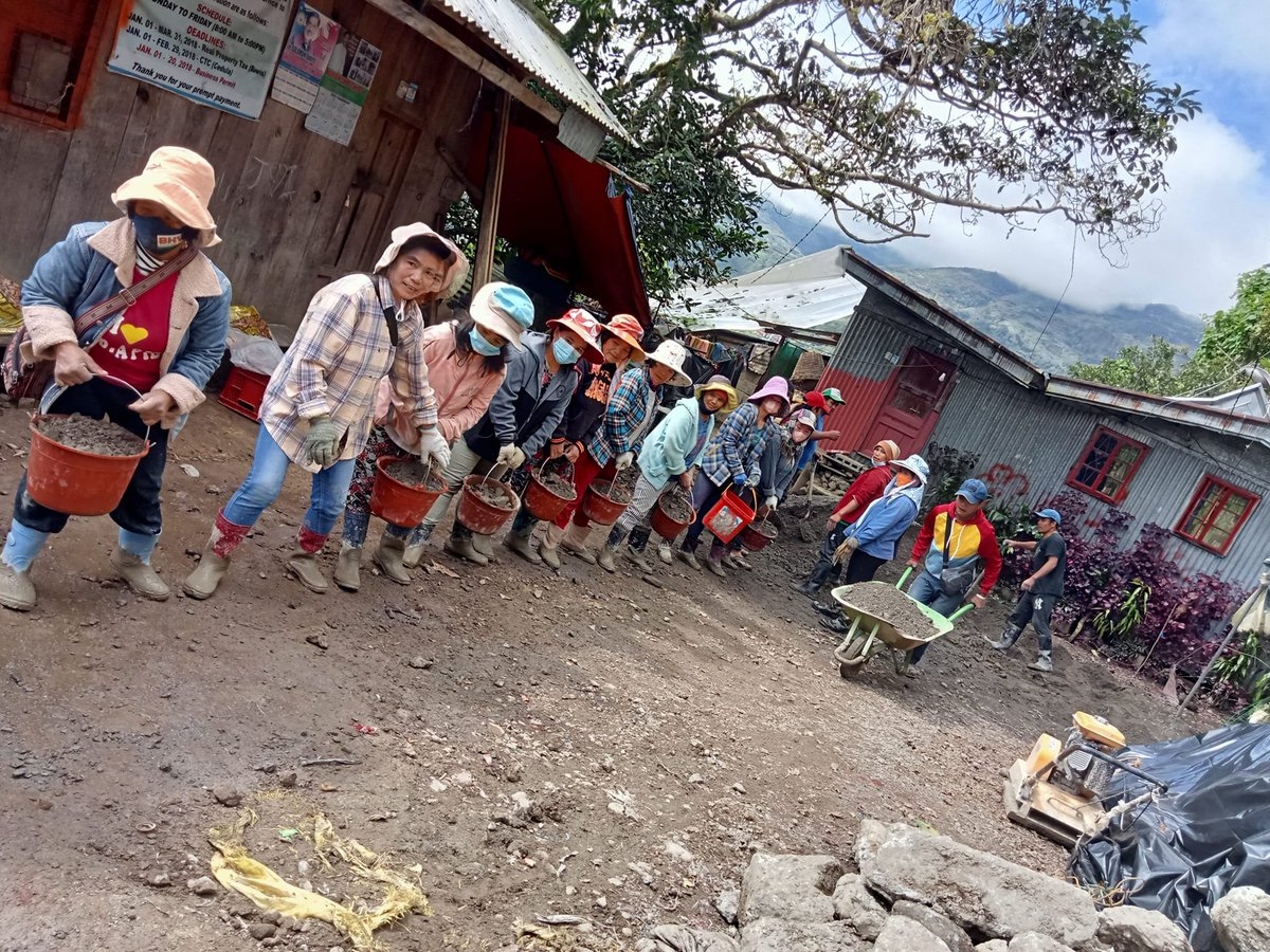 PIA_Cordillera's tweet photo. IN IFUGAO | Residents of Barangay Ap-apid in Tinoc town provided manpower through โBaddangโ (Bayanihan) system for the construction of the Palabayan-Proper Ap-apid Farm to Market Road (FMR) worth P684,530.00. Details: https://t.co/52EgzZLfjL
#KalahiCidss | #binnadang https://t.co/zoFbB4HTKw