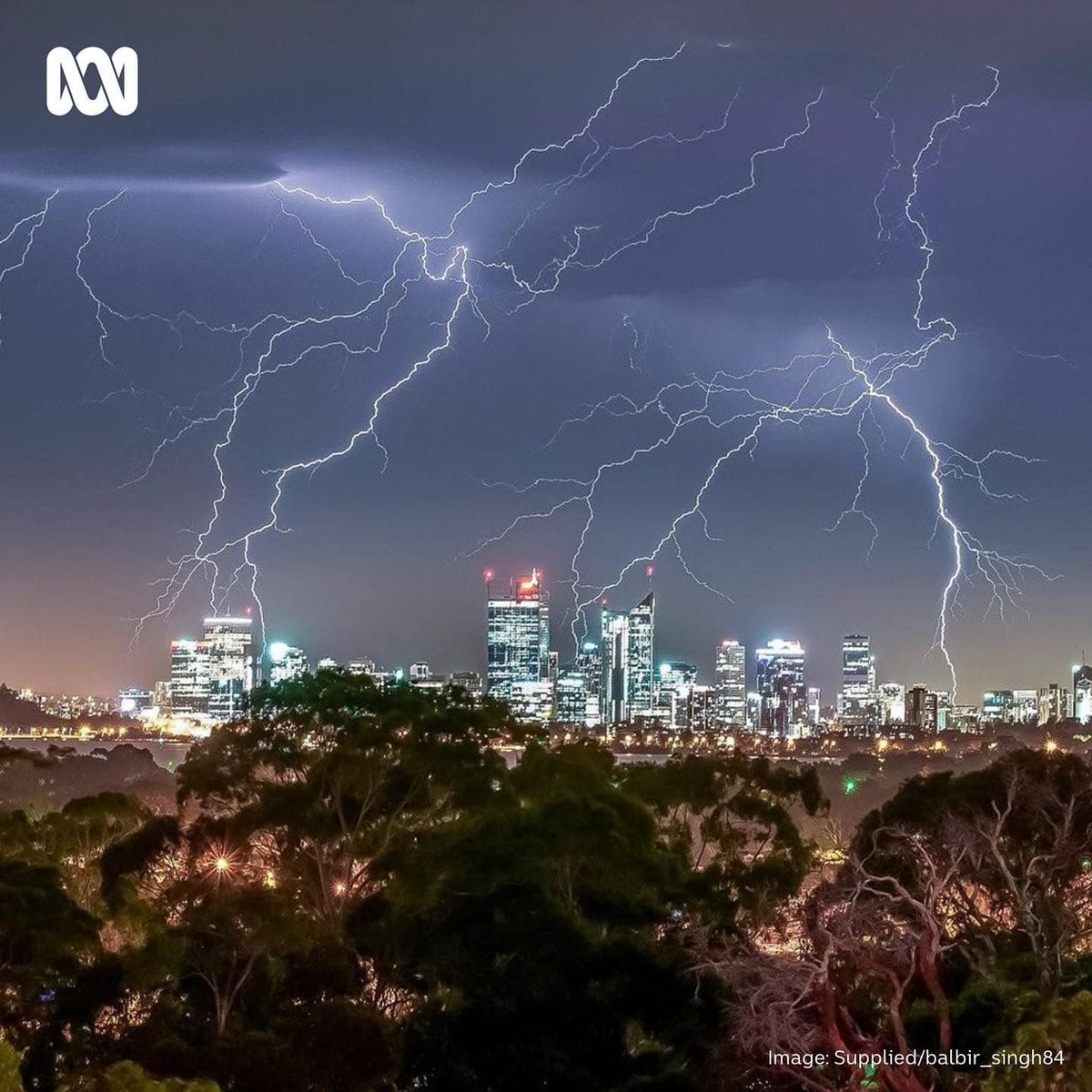 JayStill4's tweet photo. More lightning images from #Perth Monday 
#ScarboroughBeach
#PerthCBD https://t.co/yitFsL0Joe