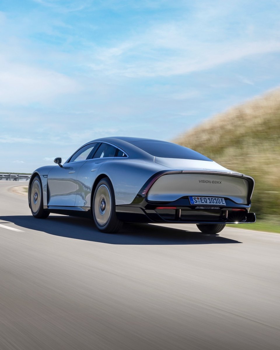 En autopistas o a través de los Alpes, llueva o haga sol, con más de 1.000 km de autonomía con una sola carga, el programa de tecnología VISION EQXX es el referente por excelencia de eficiencia eléctrica.

#VISIONEQXX #MercedesBenz