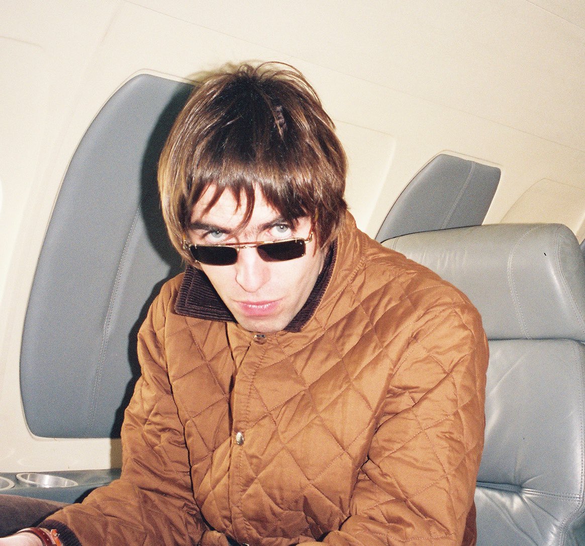 dailyliamgpics's tweet photo. liam gallagher by martyn goodcare, 1995 https://t.co/9TS9LKBj27