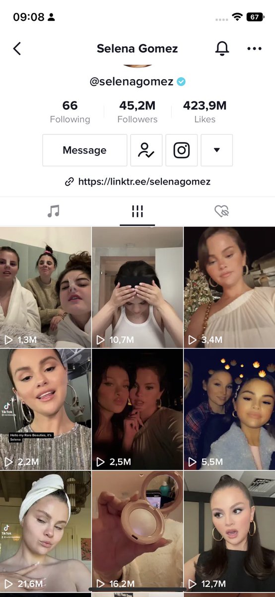 selsbossanova's tweet photo. selenators, we prayed for times like that https://t.co/rmumgBZkvS