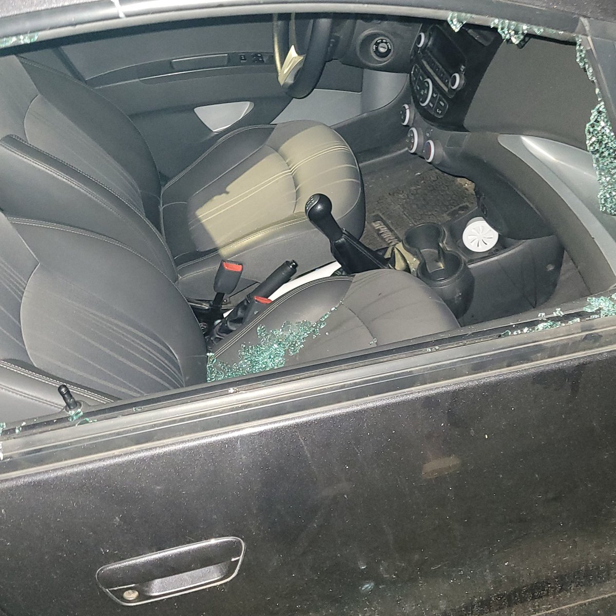 solelaciar's tweet photo. Hago la denuncia por acá porque la policía bien gracias. Hace 1 mes me apedrear el portón. Hace 15 días le rompen el vidrio a Juan. Hoy el mio. Es personal? No me voy a callar. #justiciaporblas https://t.co/GELr9pREYX