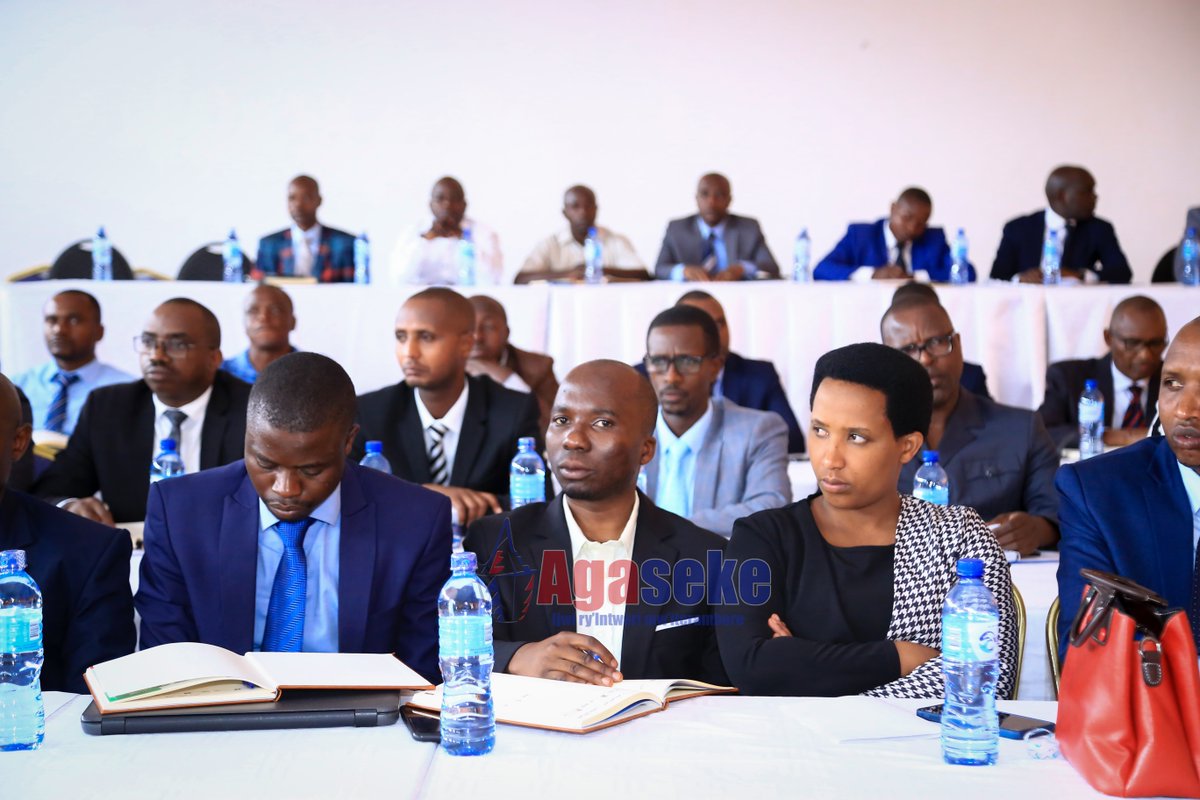 AgasekeTv's tweet photo. #Burundi La @BankiNkuru a rencontré , ce soir du 10/01 à #ZionBeach , les dirigeants des institutions des microfinance et des établissements de paiement pour échanger sur les états des lieux, les défis auxquels ils font face et les pistes de solution . @FinancesBdi @BurundiGov https://t.co/WqfT68M8Nu