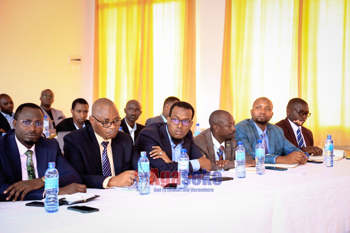 AgasekeTv's tweet photo. #Burundi La @BankiNkuru a rencontré , ce soir du 10/01 à #ZionBeach , les dirigeants des institutions des microfinance et des établissements de paiement pour échanger sur les états des lieux, les défis auxquels ils font face et les pistes de solution . @FinancesBdi @BurundiGov https://t.co/WqfT68M8Nu