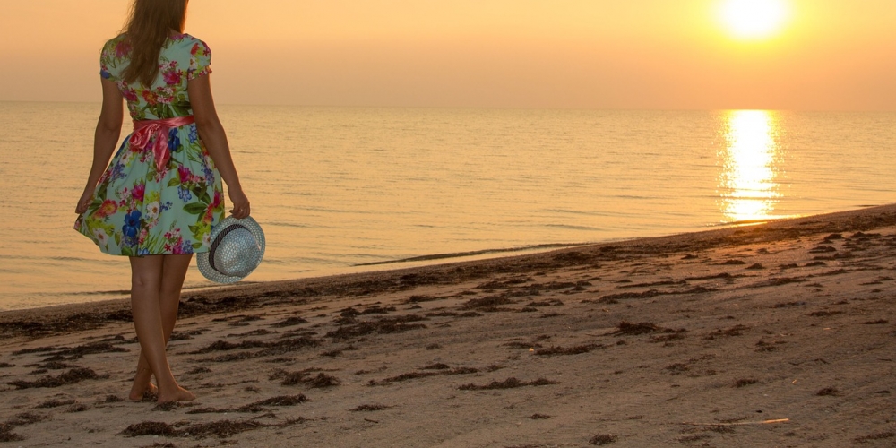Beijou3's tweet photo. Like if you love! Shop now at https://t.co/YKNIem2Ahn 

#girl #sea #sunset https://t.co/e1tT00Tb2N