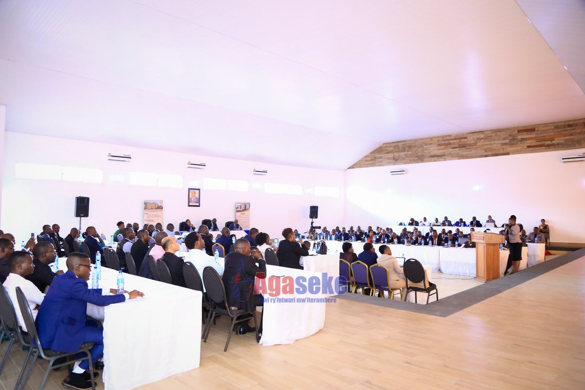 AgasekeTv's tweet photo. #Burundi La @BankiNkuru a rencontré , ce soir du 10/01 à #ZionBeach , les dirigeants des institutions des microfinance et des établissements de paiement pour échanger sur les états des lieux, les défis auxquels ils font face et les pistes de solution . @FinancesBdi @BurundiGov https://t.co/WqfT68M8Nu