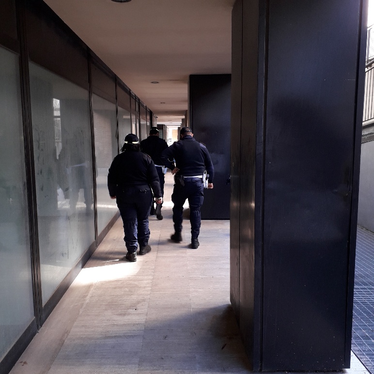 PostUmbria's tweet photo. Prosegue l’attività costante di controllo per la repressione dello spaccio ed il consumo di sostanze stupefacenti da parte del Nucleo Decoro Urbano di Fontivegge della Polizia Locale, coordinato dal capitano Rosella Giusepponi. #alcuni #Angeloni #Decor

https://t.co/95WY24JZBH https://t.co/S3SF9Wf5Bg