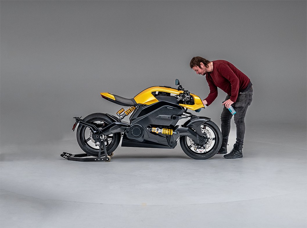 MarkTrumanArc's tweet photo. Bike Tester, Bike Logistics (posh name for a delivery man), Tea Boy, sometimes #CEO and now…Bike Valet for @ArcVehicle. The team are extremely hands-on, all do about 3 people's jobs and to a person are prepared to roll their sleeves up and do what’s needed, and that includes me. https://t.co/4ZXiliYgUF