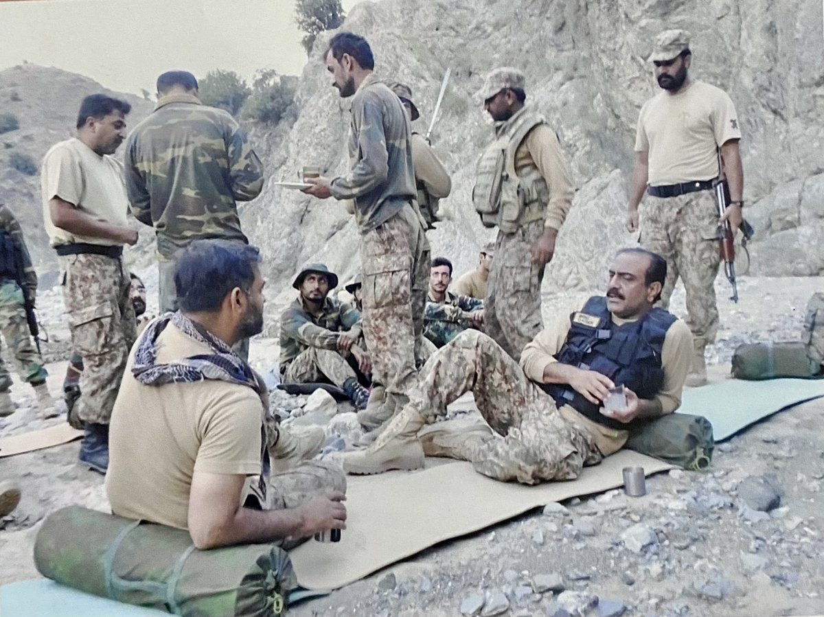 MahayQaiser's tweet photo. جس فوج گے سیئر افسران آپریشن ایریا میں  پتھریلی زمین پر اور پتلی سی دری پر اکتفأ کر سکتے ھیں، اس فوج کو ملک دشمن عناصر شوشل ٹرینڈ چلا کر بدنام نہیں کر سکتے۔ Long Live Pak Army🇵🇰🇵🇰 @OfficialDGISPR @PakArmyDept @pmln_org @MohsinBaigMedia @SIHN92 @JahangirKTareen https://t.co/07UumOaNCU