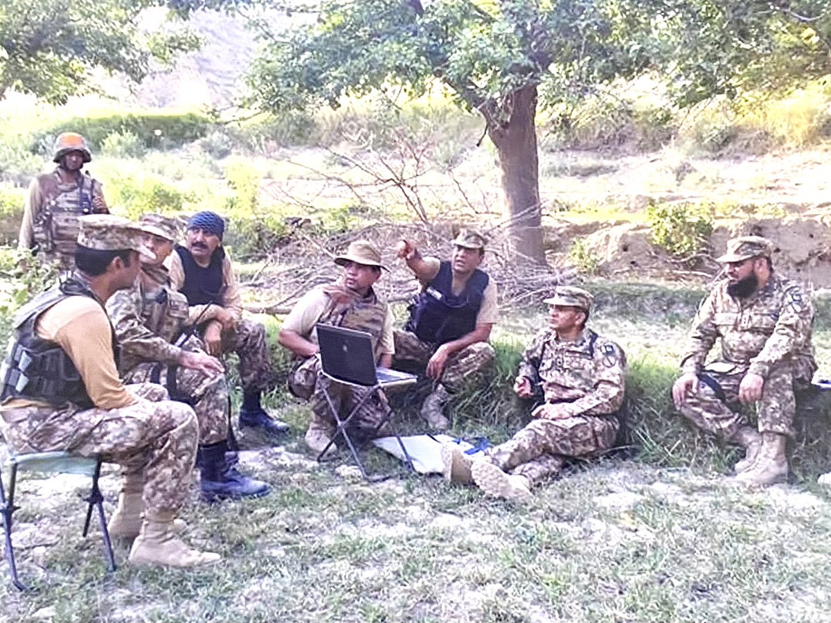 MahayQaiser's tweet photo. جس فوج گے سیئر افسران آپریشن ایریا میں  پتھریلی زمین پر اور پتلی سی دری پر اکتفأ کر سکتے ھیں، اس فوج کو ملک دشمن عناصر شوشل ٹرینڈ چلا کر بدنام نہیں کر سکتے۔ Long Live Pak Army🇵🇰🇵🇰 @OfficialDGISPR @PakArmyDept @pmln_org @MohsinBaigMedia @SIHN92 @JahangirKTareen https://t.co/07UumOaNCU