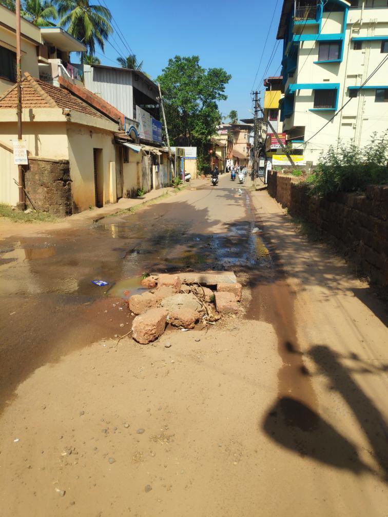 bmangalorean's tweet photo. Near mukhya prana temple road. Drainage leaking for last few months. @mangalurucorp @SmartMangaluru open your eyes. @DCDK9 @nalinkateel @vedavyasbjp https://t.co/ieutGvUjKU