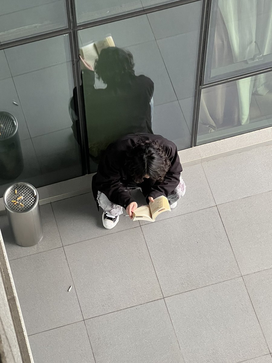 viau_bam's tweet photo. 上班休息抽烟时都在看书的人已经很少见了，看的还是外语教材！年轻人你前途无量啊！ https://t.co/tyah9xW3qp