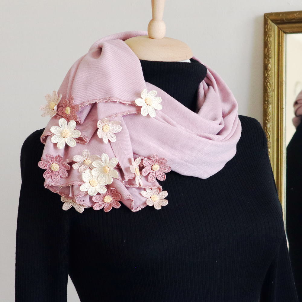 Ayturk001's tweet photo. The guest from Hong Kong gave us a wonderful comment about DAISY shawl.
Wish you enjoy the winter with DAISY :)

[Customer's comment]
https://t.co/M76RVlJ1q9 #handmade #oya #crochet #pashmina #shawl #guestcomment https://t.co/AgHjJGmN1j