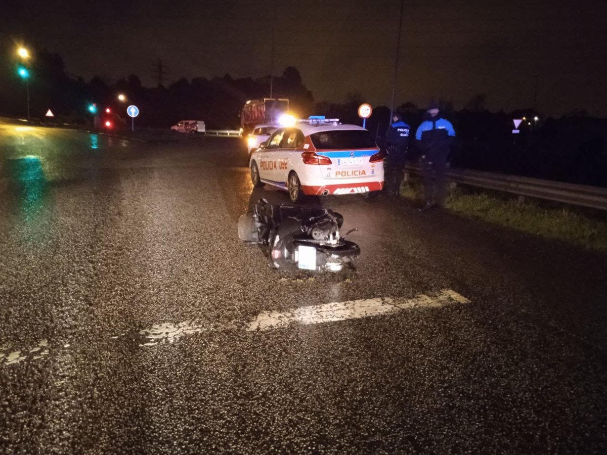 BomberosGijon's tweet image. #Hola
No todas las noticias tienen un final feliz. 
De madrugada intervinimos en el rescate de un motorista que había perdido el control en la #ASII a la altura de #DesguacesCañamina.
Lamentablemente cuando llegamos ya había fallecido a consecuencia del impacto. Tenía 56 años.
