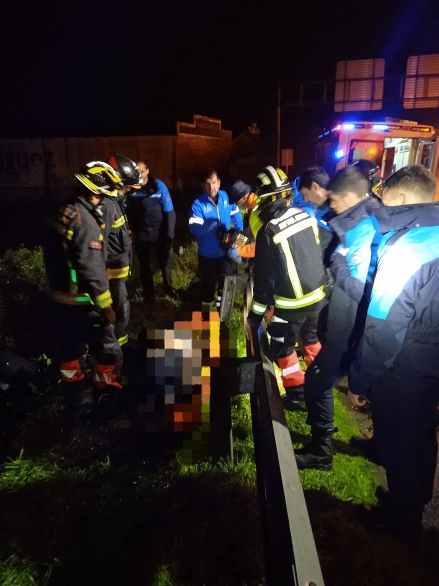 BomberosGijon's tweet image. #Hola
No todas las noticias tienen un final feliz. 
De madrugada intervinimos en el rescate de un motorista que había perdido el control en la #ASII a la altura de #DesguacesCañamina.
Lamentablemente cuando llegamos ya había fallecido a consecuencia del impacto. Tenía 56 años.