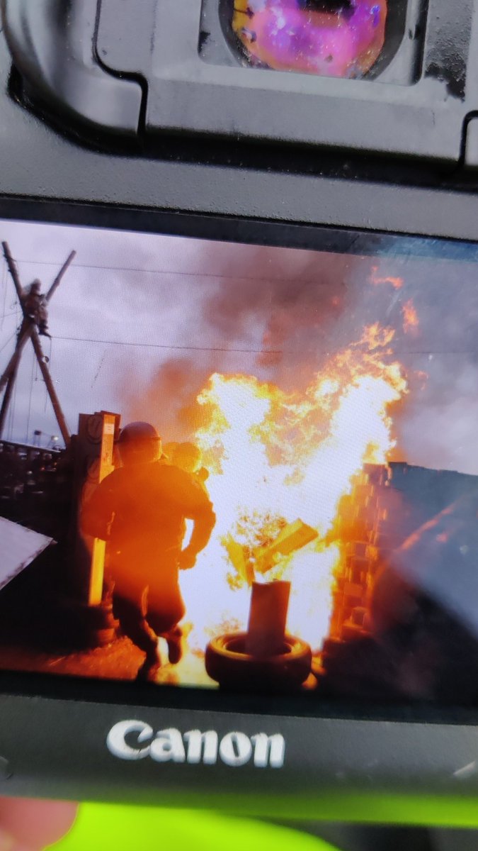 le0nenrique's tweet photo. Video lädt grad nicht. Mindestens ein Molli, Pyrotechnik und brennende Barrikaden #Lützerath https://t.co/e9LiklEQ9A