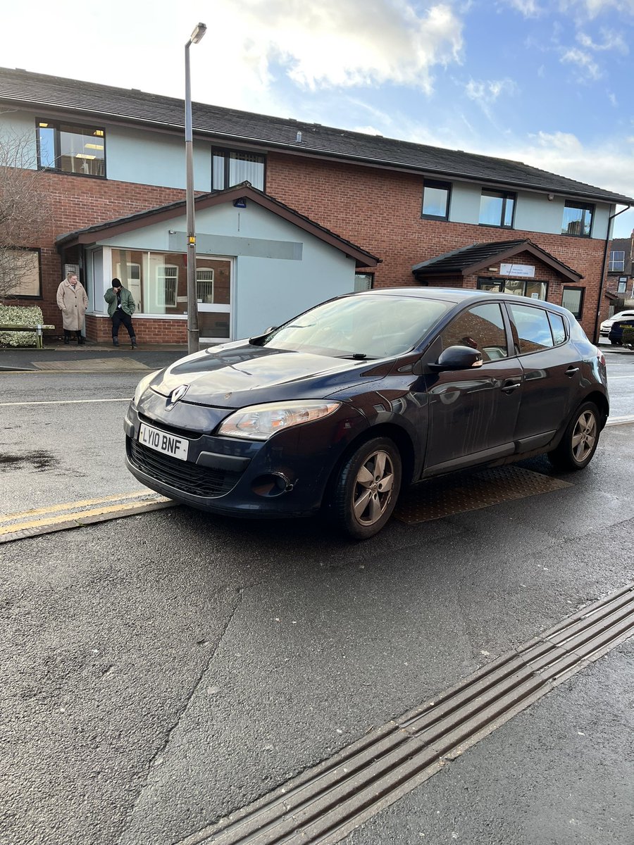 selfishparkers's tweet photo. Completely parked over the raised slabs & dropped curb.
#cradleyheath #oldhill #pavementparking #illegalparking #selfishparking #wheelchairaccess #disabledaccess #buggyaccess #visuallyimpaired @YPLAC #rowleyregis #selfish #ableism https://t.co/2xT3R0WGwY
