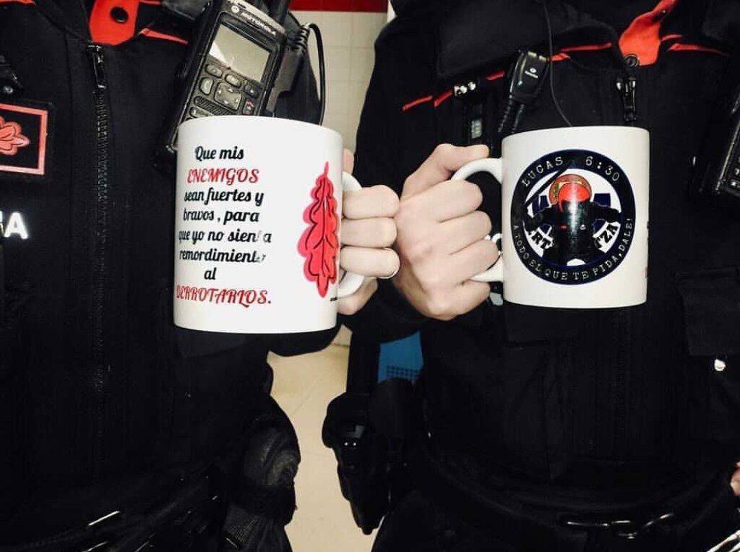 'La delgada línea azul' está en la Ertzaintza. 

Arrazakeria eta izaera demokratiko eskasa transmitu nahi dute honekin.

Alegia, 'Blue Lives Matter' eta Trumpismoak erabili ohi duten iruditegia.