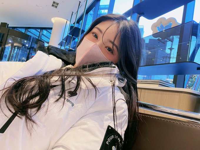 한국에서 산 롱패딩 너무 따뜻해😗❄️ 역시 추울 땐 롱패딩이지😎💓 그런데 요즘 그렇게까지 춥지 않네 이상기후인가？ 서울도 따뜻하네😯 https://t.co/71pHl7227T