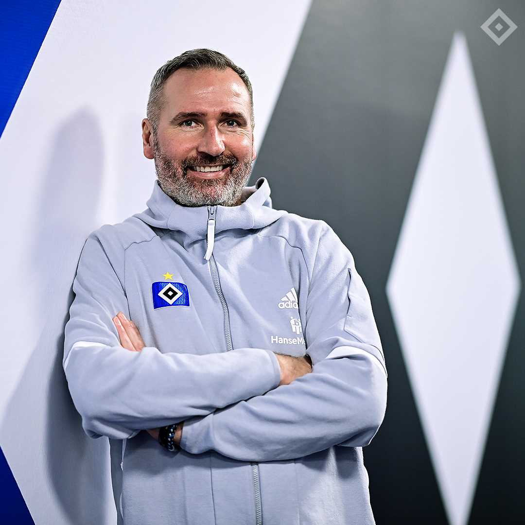 HSV's tweet photo. HSV und Tim #Walter verlängern Vertrag. ✍🏼
 
Der HSV und sein Cheftrainer Tim #Walter setzen ihre Zusammenarbeit fort. Der noch bis Saisonende laufende Vertrag wurde vorzeitig um ein weiteres Jahr verlängert. Auch das komplette Trainerteam bleibt bis 2024 an Bord. 🔷

#nurderHSV https://t.co/EjsfxenpaL