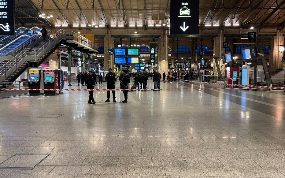 Les faits se sont déroulés vers 6h45. Un homme a blessé plusieurs personnes avec une arme blanche de type poinçon

Les policiers l’ont maîtrisé en le blessant par balle. Son pronostic vital est engagé après avoir été touché au thorax

➡️ l.leparisien.fr/9RcS