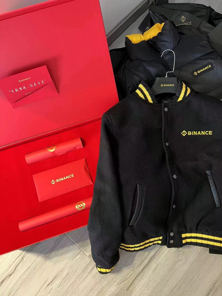 xincctnnq's tweet image. 🎁币安新年礼盒2套🎁
你们一直期待的币安羽绒服来了！
这个冬天不再冷，币安送温暖。
币安牌羽绒服，至尊币圈人的标配！
冬天没有女朋友抱不要紧，
有币安羽绒服温暖你

1⃣关注 @binancez @sisibinance  @xincctnnq 
2⃣赞转 @三位
