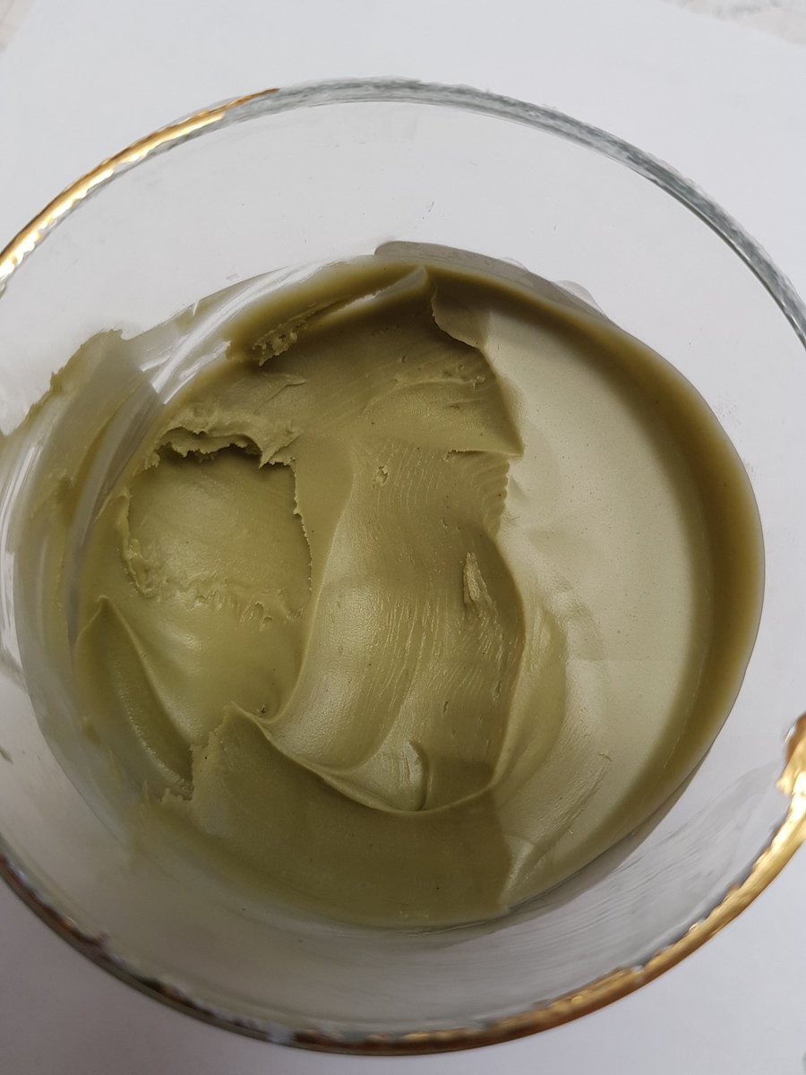 Ich hab grad Erleuchtung erfahren. Ich liebe Pistazien und so Nutellazeug und nun finde ich sowas. Farblich zwar nicht grad ansprechend, aber dann ess ich das mit Augen zu denn es schmeckt mir richtig gut.