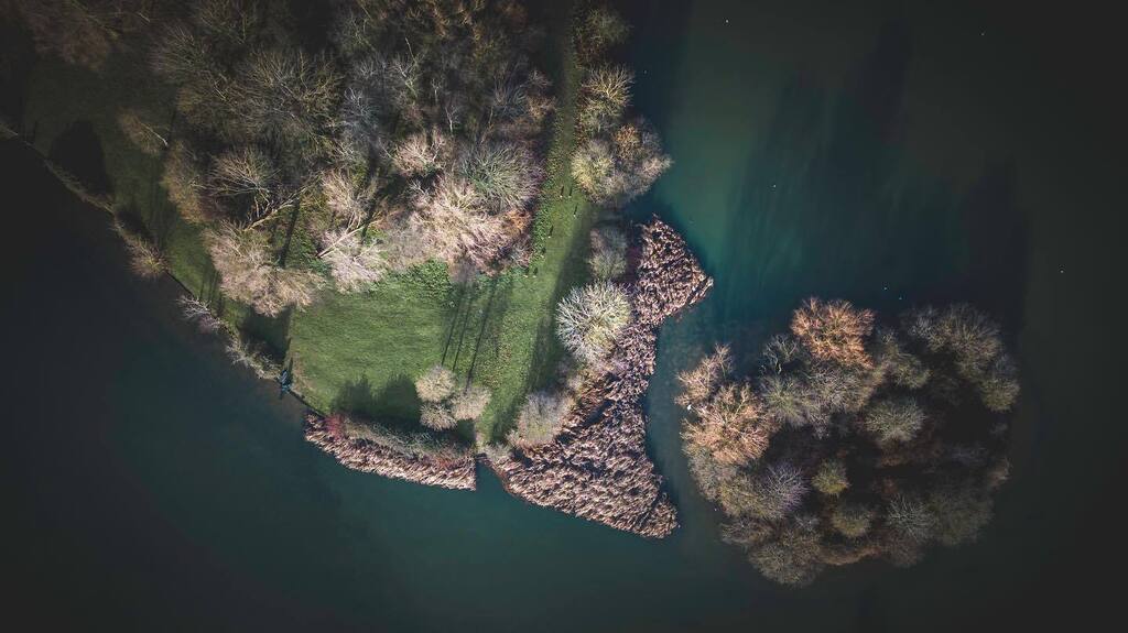 Textures and colours III

#scenesfrommk #miltonkeynes #trees #lakeside #waterside #treetops #wintertrees #noleaves #winterdrone #dronephotography #droneglobe #balance #dronepic #hdr #fever_hdr #hidden #dronepic #dji #djımini3pro #dronenature #landscape #… instagr.am/p/CnRGG4PMLh0/