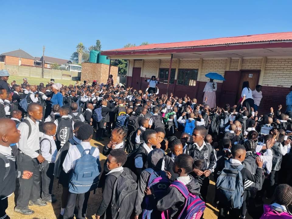 _cosatu's tweet photo. #COSATU affiliated trade unions are on the ground in various communities encouraging learners to go to school during the #RighttoLearnCampaign. @eNCA #Back2SchoolCampaign @DBE_SA @UNESCO @_cosatu https://t.co/GZhBhkiD9b