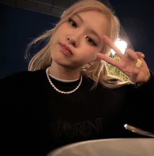 rosespics's tweet photo. pretty girl https://t.co/Lm4tNfNGMJ