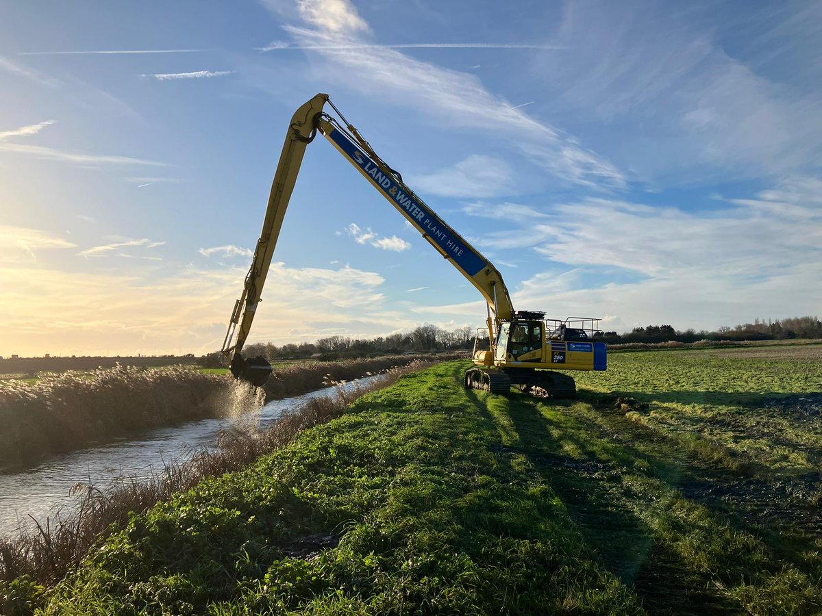DeTom48's tweet photo. Today #TeamEA are opening #ChalkWall flood doors on the river #Wantsum #Chislet to #Flush the weed away caused when #desilting
Report a blockage call 0800807060
@EnvAgencySE
@ThanetCouncil
@ADA_updates https://t.co/7EBalEf8Jh